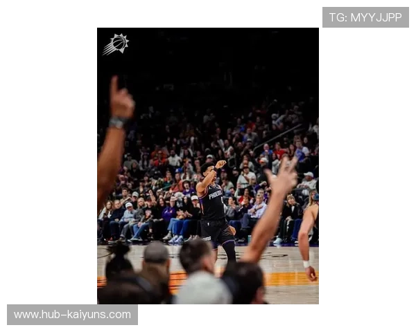 布克突破分球助攻，太阳进攻组织流畅