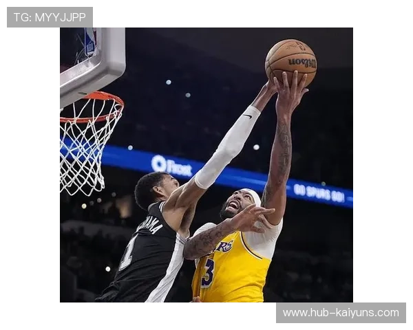 文班亚马盖帽快攻，马刺锋线新人耀眼