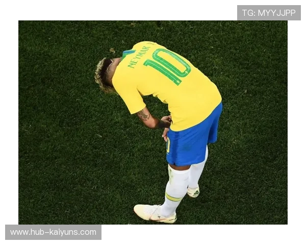 内马尔被拍到教小孩用脚停球，动作耐心而细致