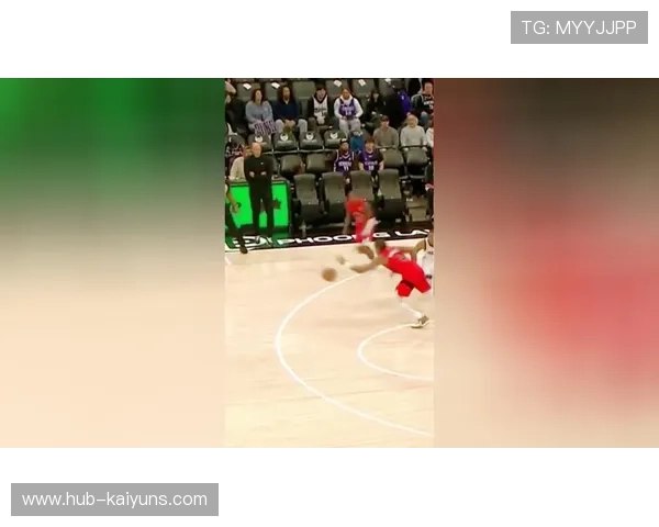 勇士关键回合抢断,直接反击得手 勇士关键回合抢断,直接反击得手