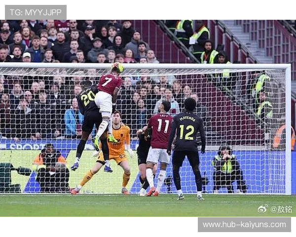 西汉姆门将扑出点球后长传助攻形成反击得分,堪称经典! 西汉姆门将扑出点球后长传助攻形成反击得分,堪称经典!